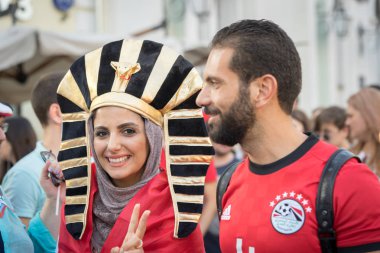 Moskova, Rusya - 23 Haziran 2018: iki Mısır spor hayranları futbol Dünya Şampiyonası sırasında Moskova Nikolskaya sokakta.