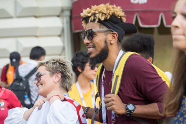 Moskova, Rusya - 23 Haziran 2018: Moskova'da sokakta futbol Dünya Şampiyonası sırasında yürüyüş mutlu gülümseyen spor hayranları profil portresi yakından.