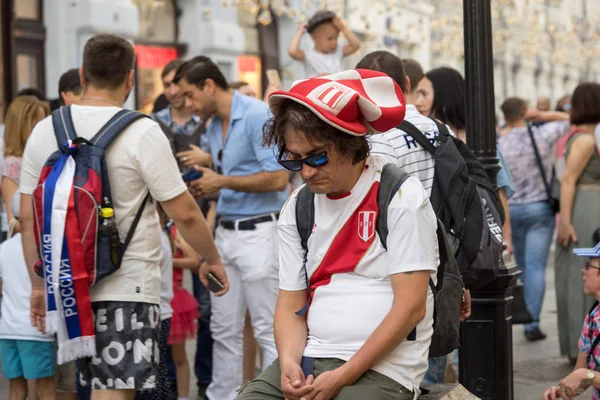 Moskwa Rosja Czerwca 2018 Peruwiański Sport Fan Odpoczynku Nikolskaya Street — Zdjęcie stockowe