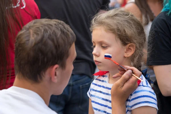 Moskva Ryssland Juni 2018 Mannen Ritning Ryska Flaggan Kinden Den — Stockfoto