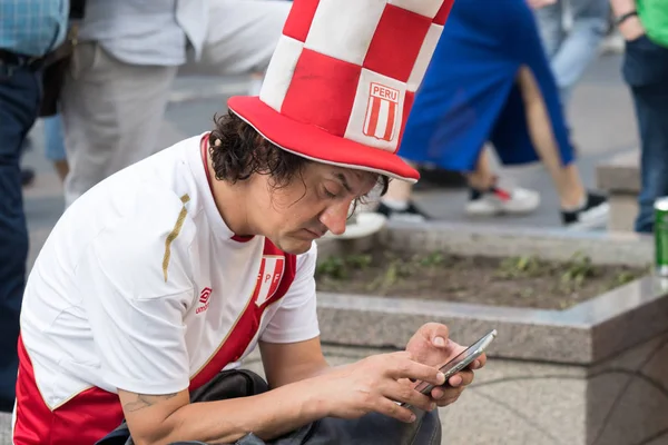 Moskwa Rosja Czerwca 2018 Peruwiański Sport Fan Odpoczynku Nikolskaya Street — Zdjęcie stockowe