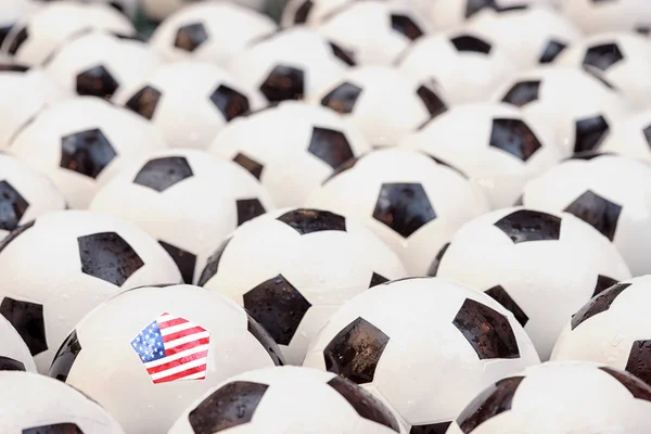 Grupa Mokrej Piłka Nożna Piłki Pełne Tło Jest Amerykańską Flagę — Zdjęcie stockowe