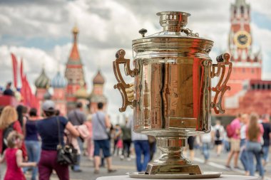 Semaver kırmızı kare Rus misafirperverliği bir sembolü olarak. St Basils Katedrali ve işçinin Kulesi arka sahne ve croud tanınmaz mevsimlik insanlar turist.
