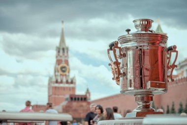 Semaver kırmızı kare Rus misafirperverliği bir sembolü olarak. İşçinin Kulesi arka sahne ve croud tanınmaz mevsimlik insanlar turist.