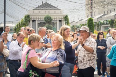 Moskova, Rusya - 07 Temmuz 2018: yaşlılar Teatralnaya Meydanı'nda sokakta dans ediyor.