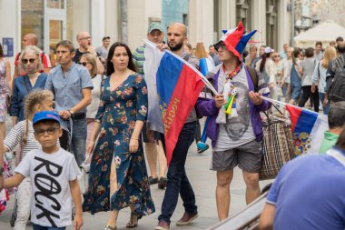 Moskova, Rusya - 07 Temmuz 2018: insanlar Dünya Kupası sırasında Moskova Nikolskaya cadde boyunca yürüyor. Tüccar Hatıra Eşyası ve bayrakları arasında kalabalık dönüyor.