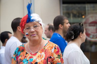 Moskova, Rusya - 23 Haziran 2018: eski Rus kadın spor fan Rusya ile bayrak yanağında Moskova Nikolskaya sokakta futbol Dünya Şampiyonası sırasında.