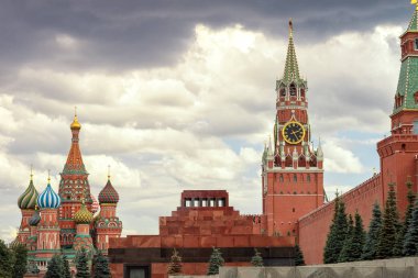 Moskova Kızıl meydanında Aziz Basil Katedrali ve işçinin bulutlu günde kule.