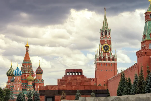 Moskova Kızıl meydanında Aziz Basil Katedrali ve işçinin bulutlu günde kule.