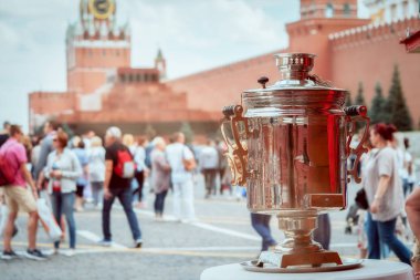 Semaver kırmızı kare Rus misafirperverliği bir sembolü olarak. İşçinin Kulesi arka sahne ve croud tanınmaz mevsimlik insanlar turist.