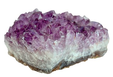 Beyaz arka plan üzerinde izole Ametist doğal yarı değerli taş
