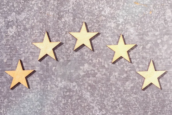 Pět Dřevěných Hvězd Pozadí Pocínovaného Plechu Koncepce Hodnocení Služeb Kvality — Stock fotografie