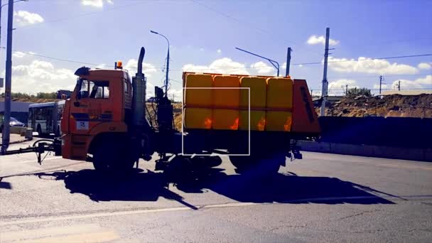 Moszkva Oroszország 2018 Augusztus Locsolás Kamion Áll Utcán Napfény Hasonlít — Stock videók
