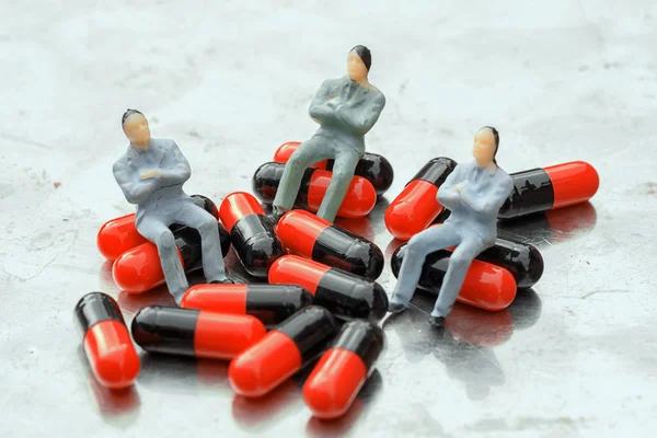 Asseoir Sur Des Pilules Groupe Trois Personnes Miniatures Jouets Hommes — Photo