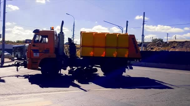 Μόσχα Ρωσία Αυγούστου 2018 Πότισμα Φορτηγό Στέκεται Στο Δρόμο Φως — Αρχείο Βίντεο
