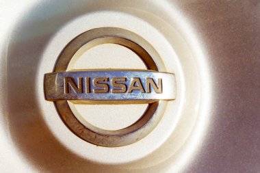 Moskova, Rusya - 25 Ağustos 2018: Nissan logo kitabe başlık bir otomobil tekerlek yakından