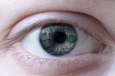 Benjamin Franklin portre yansıması ile bir yüz dolarlık banknot ile insan gözü