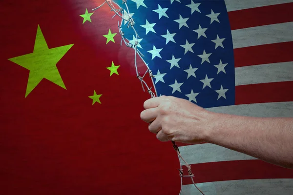 貿易の米国と中国の概念間の戦争 アメリカと中国の国旗の間手で有刺鉄線 — ストック写真