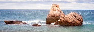 deniz kenarındaki güzel panoramik manzara taşlar