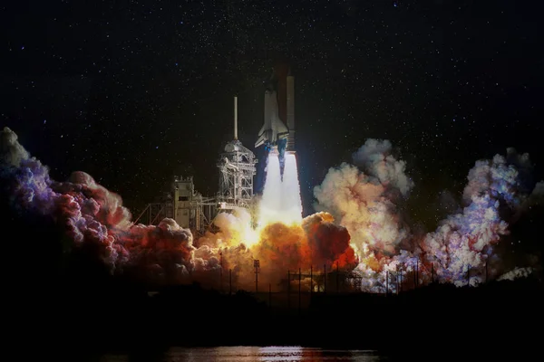 Lançamento Nave Espacial Noite Paisagem Com Nuvens Fumaça Coloridas Fundo — Fotografia de Stock