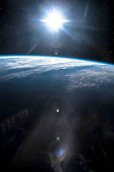 太陽の上昇とレンズ フレアの背景 インターネット ネットワーク概念 垂直が付いている地球の一部です Nasa から提供されたこのイメージの要素 — ストック写真