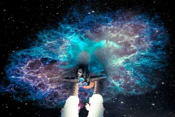 Nave spaziale viaggiare nella fantastica nebulosa aliena galassia nuvole, collage scy-fi. Elementi di questa immagine forniti dalla NASA . — Foto Stock