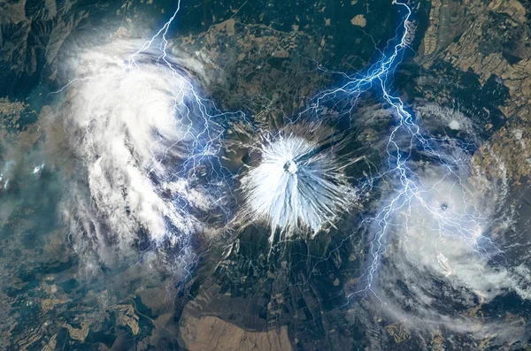 富士山 つのハリケーンの雲に囲まれて 巨大な雪に覆われた富士山のコラージュ ボルトを軽きます 衛星ビュー Nasa から提供されたこのイメージの要素 — ストック写真
