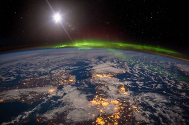 İrlanda, İngiltere ve İskandinavya mehtaplı bir gecede inanılmaz bir aurora altında. Nasa tarafından döşenmiş bu görüntü unsurları.