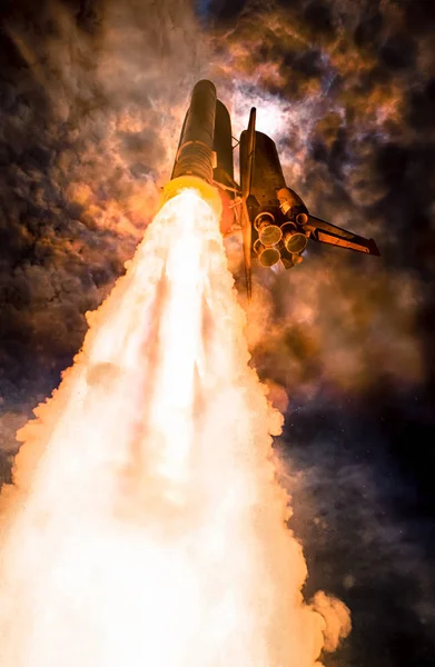 ローアングル視点宇宙船打ち上げ Nasa から提供されたこのイメージの要素 — ストック写真