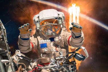 Astronot uzayda. İnsanlar uzayda. Nasa tarafından döşenmiş bu görüntü unsurları.