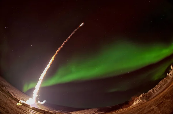 Lançamento Mísseis Noite Com Aurora Polaris Lente Olho Peixe Elementos — Fotografia de Stock