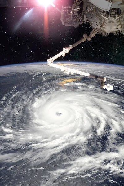 Roboterarm Des Iss Weltraum Und Satellitenbild Eines Gewaltigen Hurrikans Auf — Stockfoto