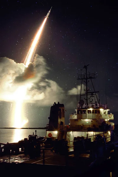 Raket Lancering Nachts Boven Zee Uitzicht Vanaf Het Schip Elementen — Stockfoto