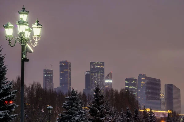 モスクワ国際ビジネス センター モスクワ ロシア 空を街灯でコピー スペースを公園からの夜景 — ストック写真