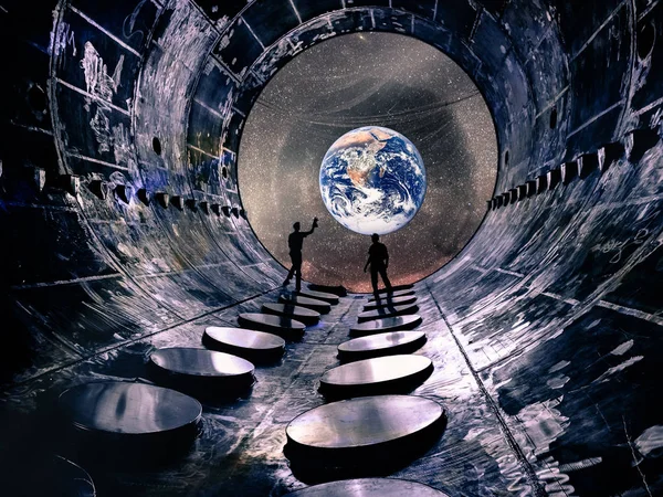 見てトンネルで立っている つの宇宙飛行士の乗組員 惑星地球と銀河ギャラクシー 月の植民地化および宇宙旅行のハイテク概念 Nasa から提供されたこのイメージの要素 — ストック写真