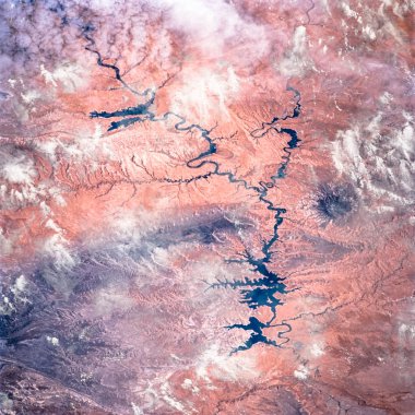Bulutlar ve Güneydoğu Utah, kurak arazi aracılığıyla Colorado nehir uydu görünümü. Nasa tarafından döşenmiş bu görüntü unsurları.