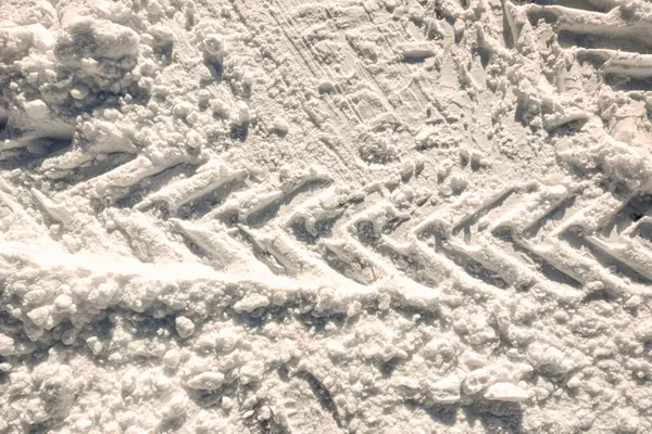 汽车和拖拉机轮胎胎面印迹在雪道上的冬天 近顶部的看法 — 图库照片