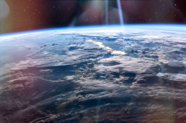 Yüksek irtifa görünümünü Dünya'dan alan, beyaz bulutlar ve derin siyah boşluk Mavi gezegen. Nasa tarafından döşenmiş bu görüntü unsurları.