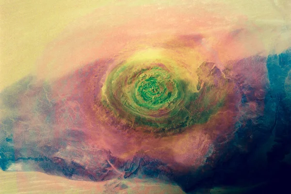 Un oeil de Sahara. Richat Structure en Mauritanie occidentale. Collage coloré. Éléments de cette image fournis par la NASA . — Photo