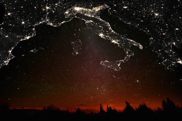 Paisagem Pôr Sol Floresta Com Projeção Mapa Italiano Forma Estrelas — Fotografia de Stock