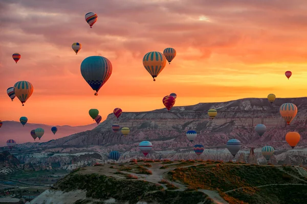 Balões Quente Voando Passeio Pelas Montanhas Paisagem Primavera Sunrice Capadócia — Fotografia de Stock