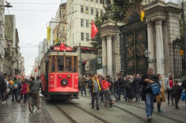 Türkiye, İstanbul - 13 Nisan 2019: İstiklal Caddesi'ndeki tarihi tramvay yayaları kuşattı.