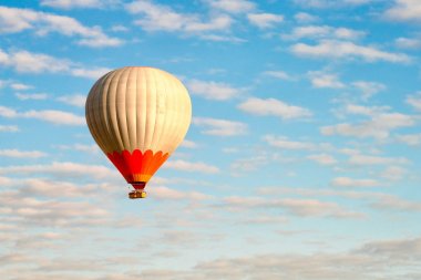 Mavi bulutlu gökyüzünde sıcak hava balonu