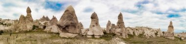 Türkiye'nin Göreme köyünde vadinin panoramik manzarası. Kırsal Kapadokya manzarası. Göreme Milli Parkı'ndaki volkanik dağlar. Kırsal yaşam tarzı.