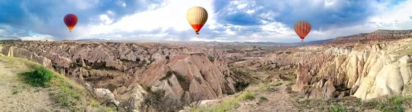 Panoramisch Uitzicht Hete Lucht Ballonnen Vliegende Tour Bergen Landschap Cappadocië — Stockfoto