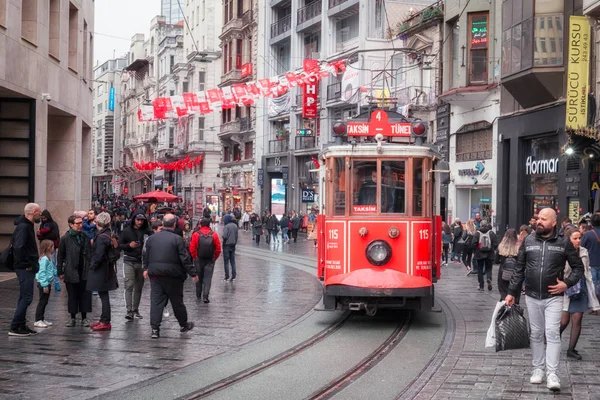İstanbul, Türkiye - 14 Nisan 2019: İstanbul'un Europian bölgesinde tarihi İstanbul tramvayı, İstikllal Bulvarı.