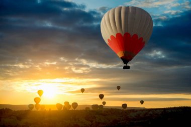Dağlar manzara bahar güneş pirinç Kapadokya üzerinde tur uçan Sıcak Hava balonları panoramik görünümü, Göreme Açık Hava Müzesi Milli Parkı, Türkiye doğa arka plan.