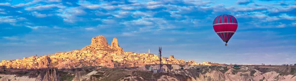 Vista Panorâmica Fortaleza Turca Uchisar Manhã Balão Quente Paisagem Goreme — Fotografia de Stock