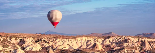 Panoramatický Výhled Balóny Horkým Vzduchem Létající Výlet Přes Hory Krajinný — Stock fotografie
