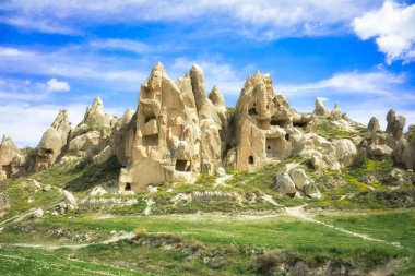 Kapadokya' nın tarihi bölgesinde mağara yerleşimleri, Türkiye. Bu kayalıklarda, daireler ve tüm apartmanlar yumuşak volkanik tüf aşağı edildi.